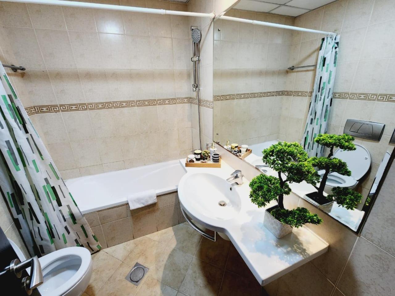 Lovely 1-Bedroom Apartment In The Heart Of Dubai Marina Exterior foto